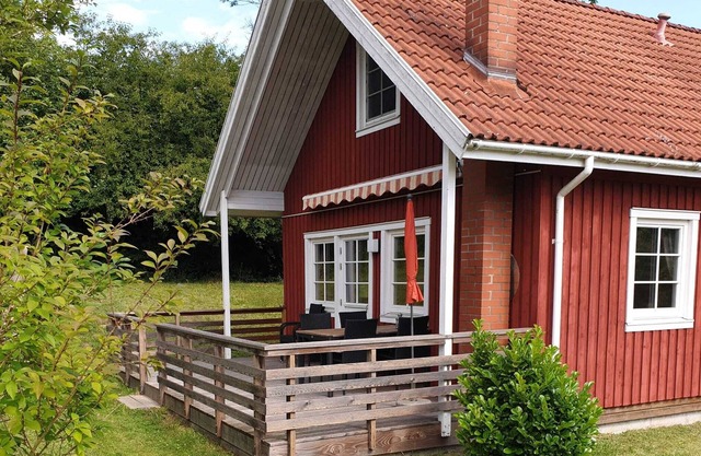 Comfortable vacation home with a sauna and whirlpool directly by the lake