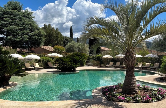 Comfortable villa with private landscaped garden, swimming pool