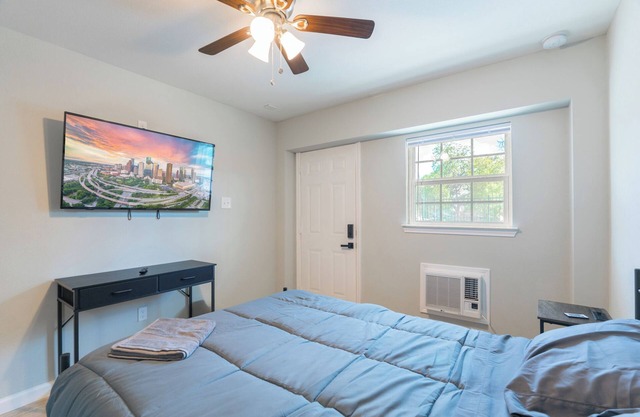 Comfy 1 - Bedroom APT w/Queen Bed & Bath