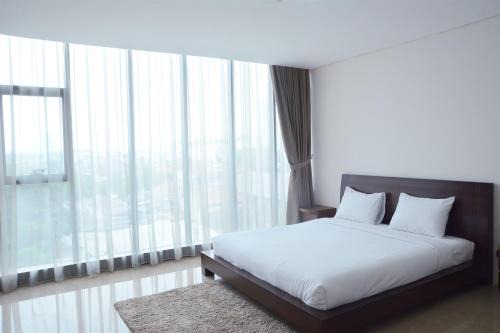 Comfy 1BR L'Avenue Apartment By Travelio