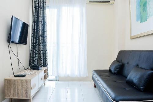 Comfy 2BR Mutiara Bekasi Apartement By Travelio