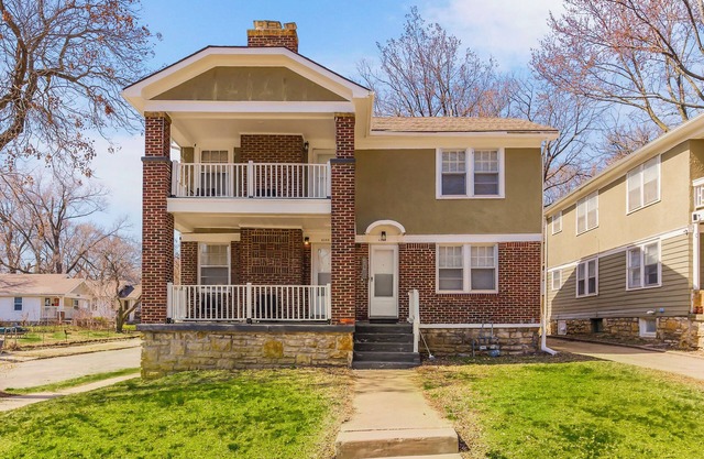 Comfy 2BR Near Hospitals, UMKC, Brookside, & Plaza