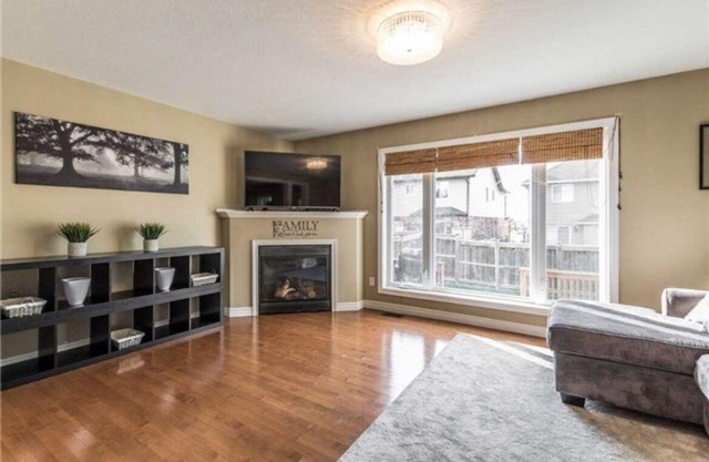 Comfy 3 bedroom house with fireplace