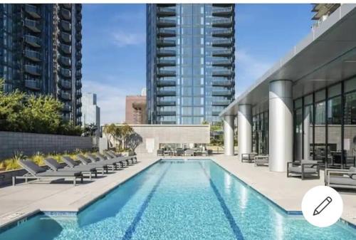 Comfy Apt with pool & hot tub in downtown LA 658