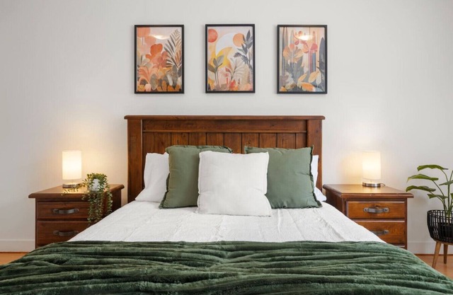 Comfy Box Hill Unit: Near Station + Restaurants!