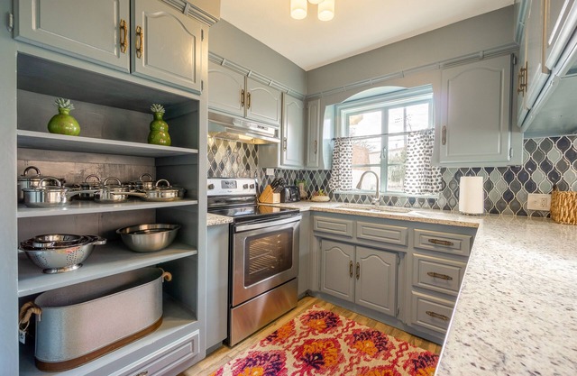 Comfy Colonial - up to 15 ppl, 5 mins to Plaza District or State Fair