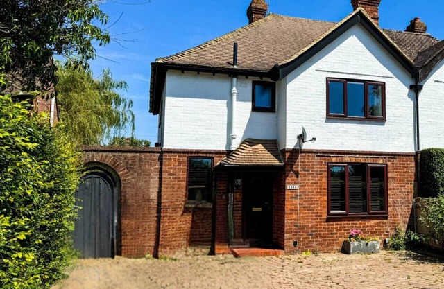 Comfy Family Home | Big Garden + 2-Car Driveway