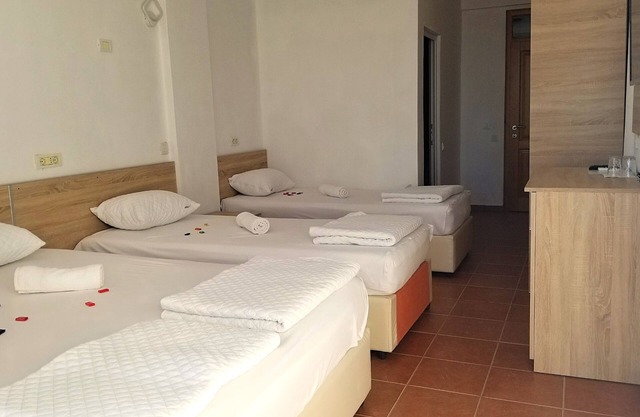 Comfy family with double bed + 2 single beds - sea view balcony