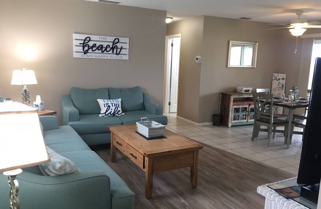 Comfy home w/screened in lanai, near golf, shops, 5 miles to beautiful beaches!