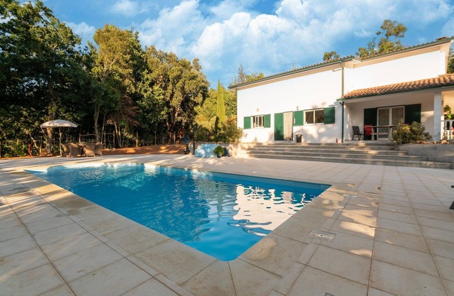 Comfy house with large garden and swimming pool