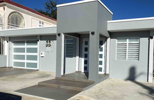 Comfy modern house near airport & beach