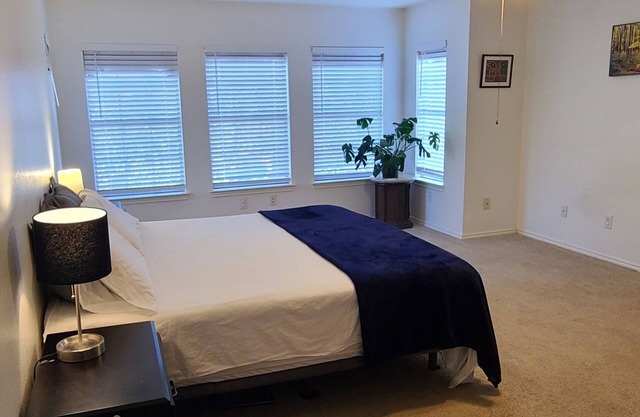Comfy south Austin home near bars /live music /Hiking Biking trails/winery's