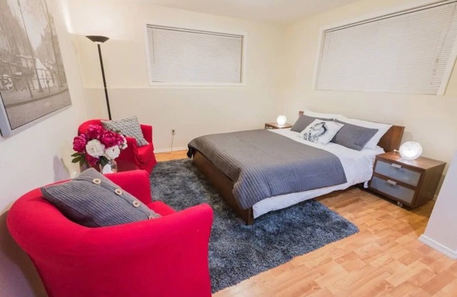 Comfy Two Bedroom Retreat Minutes to Airport Bus Transit Link Rail Supermarket