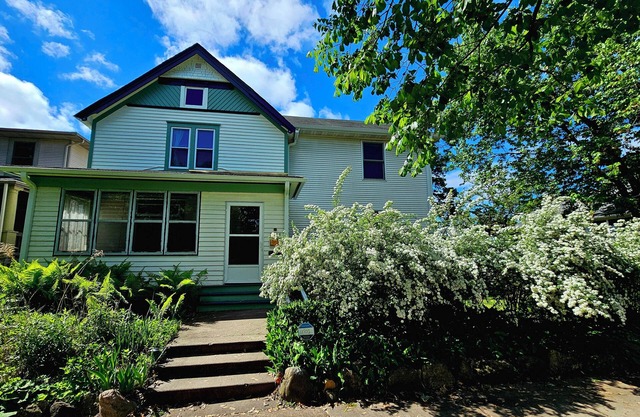 Comfy Upper-Level Duplex in Pleasant Saint Paul Como Area