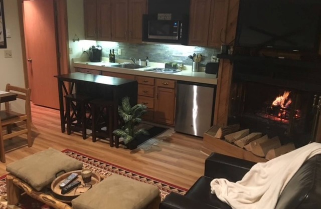 Condo that sleeps 8, on golf course w/pool, hot tub and sauna by Torch!