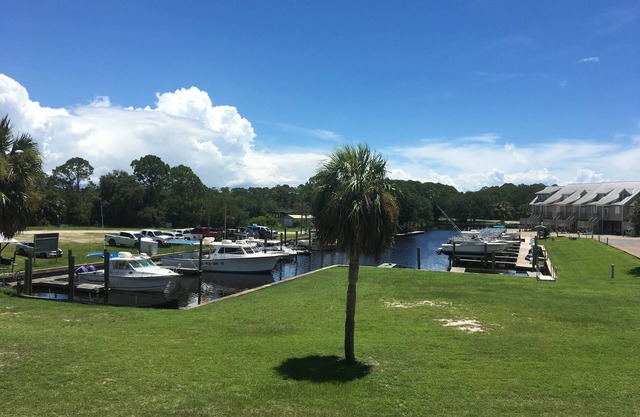 CONDO Water front, bay breeze, fishing paradise and family friendly 2 bedroom