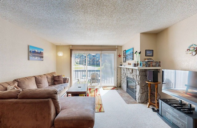 Condo with Mountain views and access to hiking & skiing