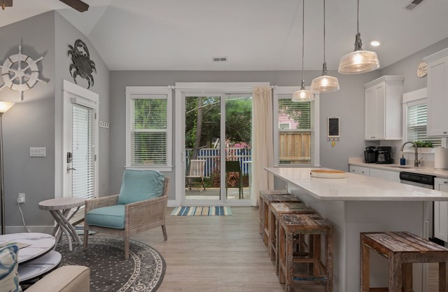 Condo with Private Hot Tub! Dogs ok! Short walk to beach, comm. Pool