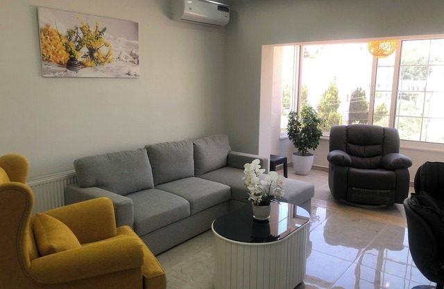 condo with WiFi, AC near the Royal Palace, in the Royal Hills area of Al hummer