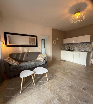 CONFORTABLE T2, PARKING PRIVE dans RESIDENCE SECURISEE