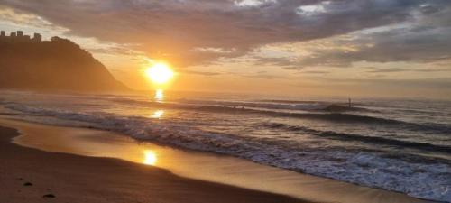 conforto a 2 minutos da praia do tombo com Wi-Fi e garagem Condomínio Parks Garden