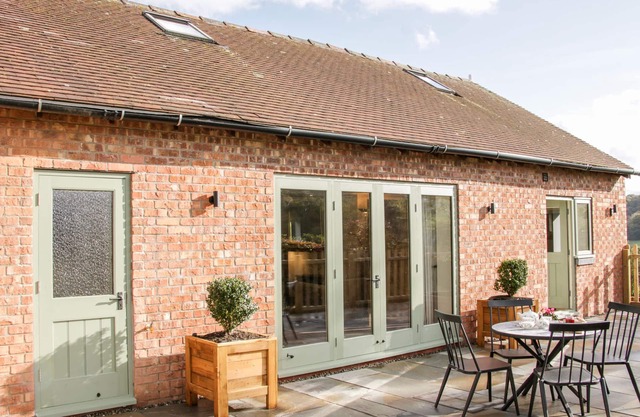 CONKERS' COTTAGE, pet friendly, with a garden in Church Stretton