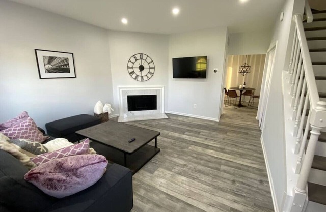 Contemporary 2 BEDR, 2 LVL Home, Designer Kitchen, Office + 1 Gig Internet Speed ⚡