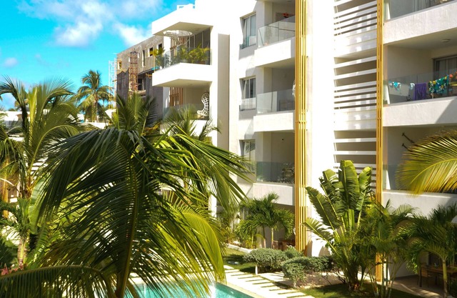 CONTEMPORARY 2 BEDROOM CONDO 1 MINUTE WALK TO BEACH
