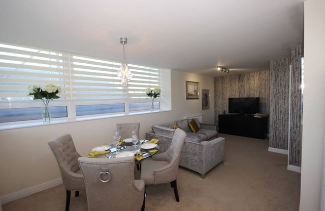 Contemporary 2 Bedroom in the heart of Stevenage - Fully Furnished