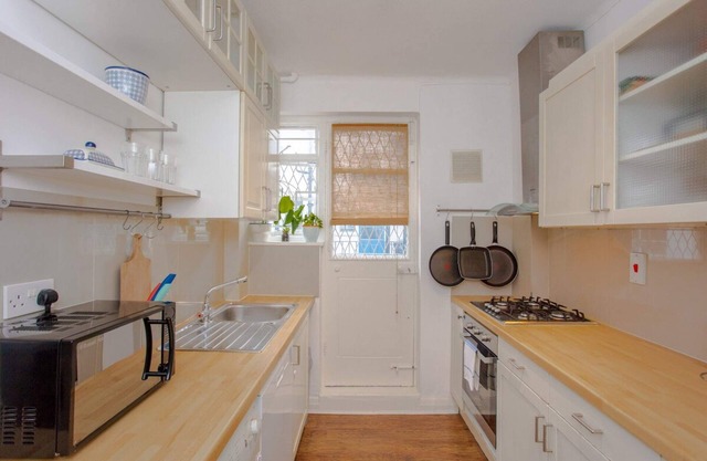 Contemporary 2 Bedroom Flat in Bayswater