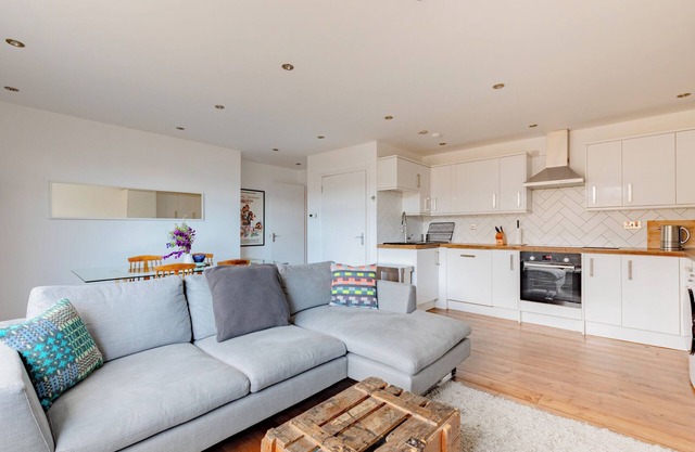 Contemporary 2BD Flat with Balcony, Shoreditch
