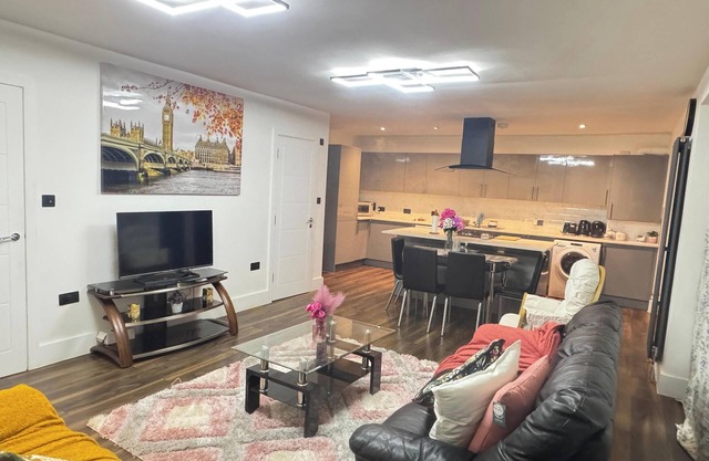 Contemporary 2bed house with Parking
