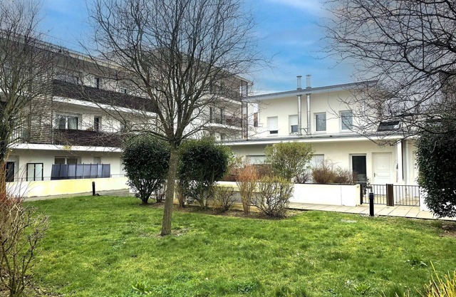 Contemporary Apartment in Epernon with Rooftop, Close to Train Station