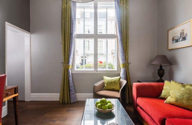 Contemporary Bright Ground Floor Pimlico, Westminster near Victoria Station