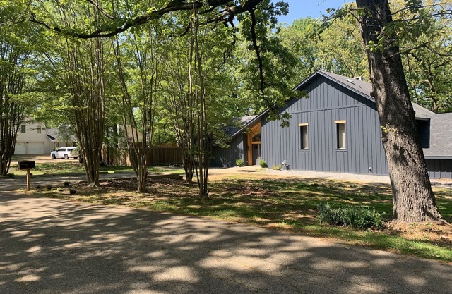 Contemporary Charm near Elvis Presley’s Birthplace - Sleeps 12