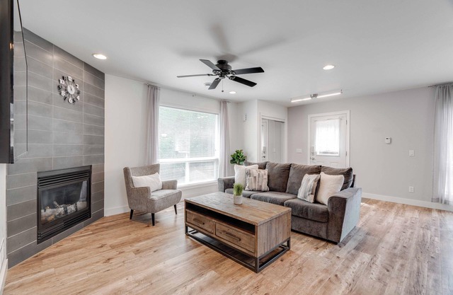 Contemporary & Comfy 2-Bedroom Unit; Byron Village