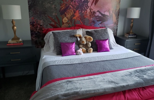 Contemporary convenience to Hwy 40, 2 BDR, 2.5 BA, sleeps 6.