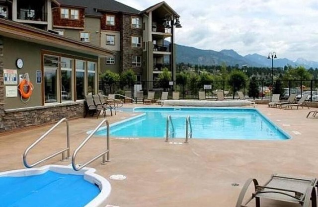 Contemporary, Cozy, Pool, Hot Tub, Lake Front