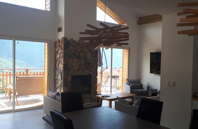 Contemporary family chalet 2 minutes from "La Colmiane" ski resort