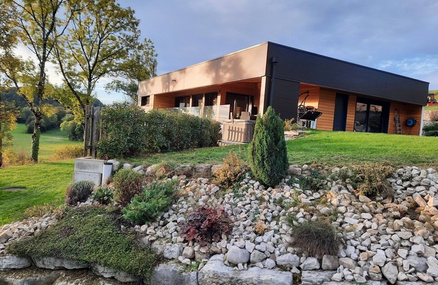 Contemporary home with jacuzzi overlooking nature
