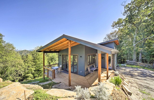 Contemporary Home w/Deck & Mountain Views!