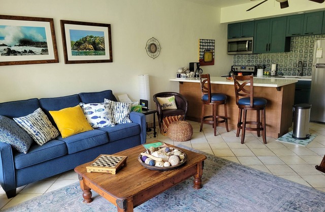 Contemporary Conveniently Located 1 BR condo, Walk to beach, restaurants & bars.