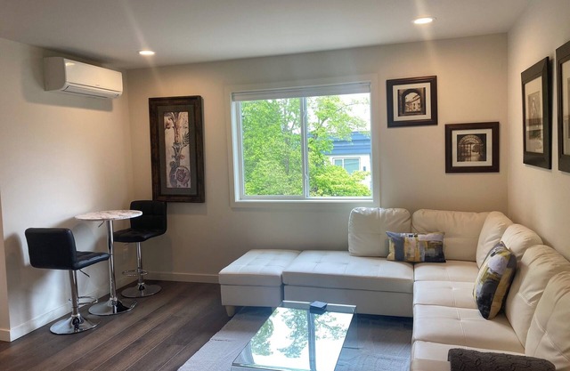 Contemporary One Bedroom Oasis in Downtown Kirkland