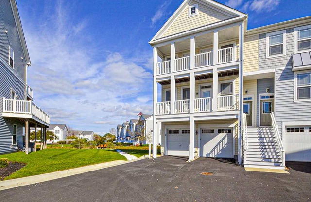 Contemporary townhome with 21-foot dock, 4 decks, WiFi, AC & shared pool