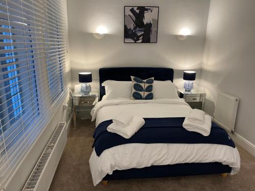 Contractors Business and Families enjoy Fast WiFi Large Screen Smart TV and SKY Sports in this Spotless apartment