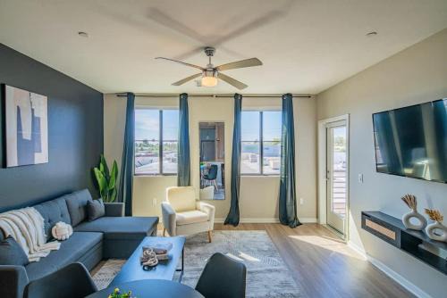 Convenient 1BR Uptown Biltmore Gym Pool Parking