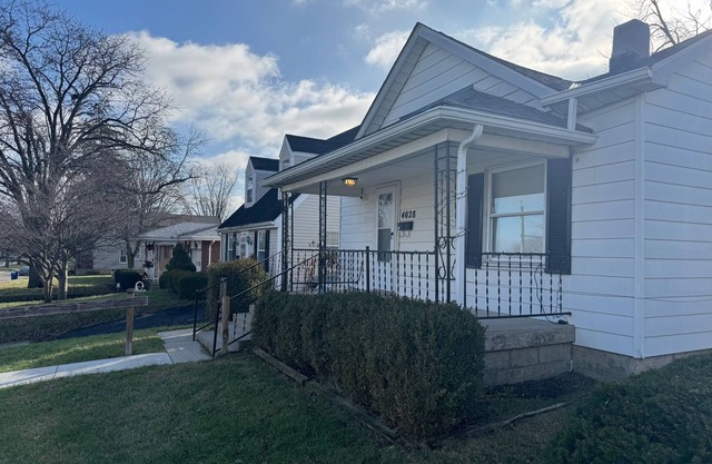 Convenient 2-bedroom ranch with AC and WiFi in Dayton