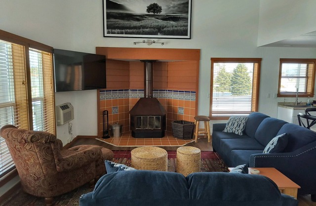 Convenient Cozy Uptown Condo