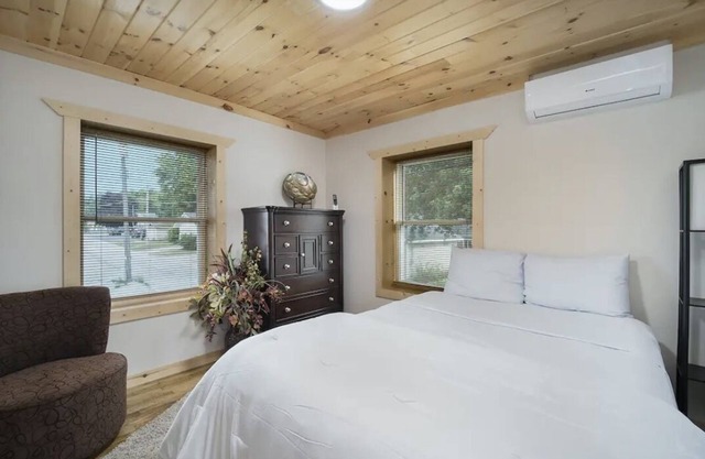 Convenient downtown upstairs apartment close to lakes, rivers, golf