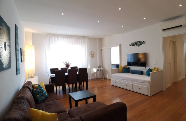 Convenient Family apt. with Private Parking and free WiFi